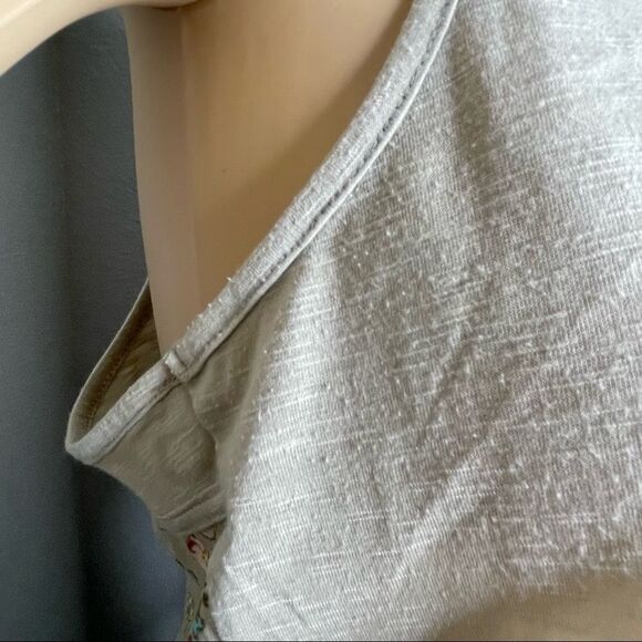 Weavers Sleeveless Scoop Neck Racerback Shirt Floral Detail on Back Beige Medium - Picture 13 of 14